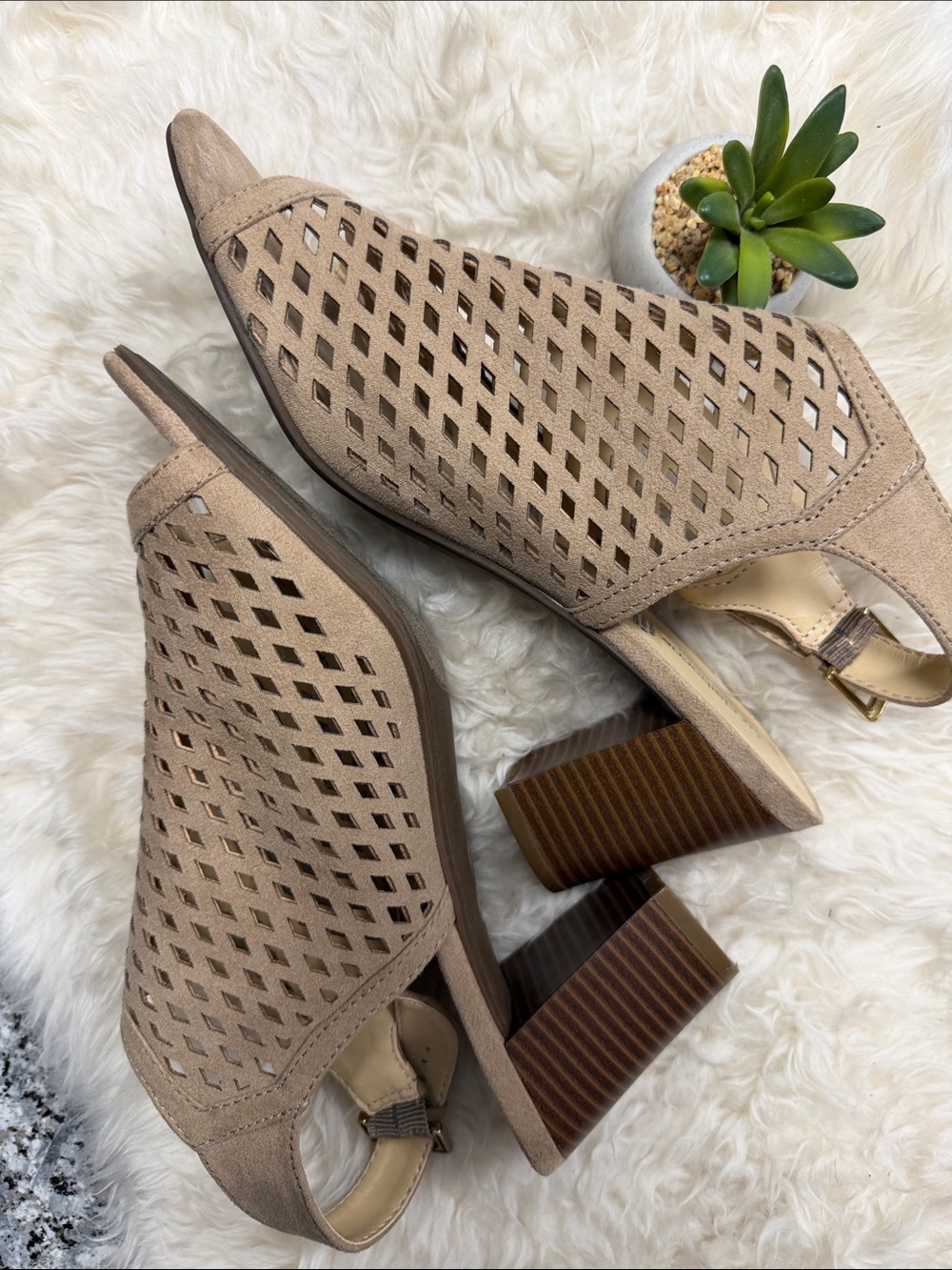 LizClaiborne LC GEMMA 3.25” Heel Vegan SANDALS EUC - Picture 5 of 8